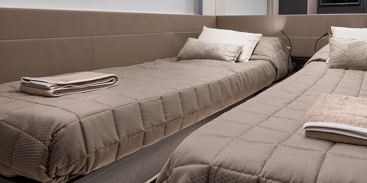 Продается моторная яхта PERSHING 8X 2022г.